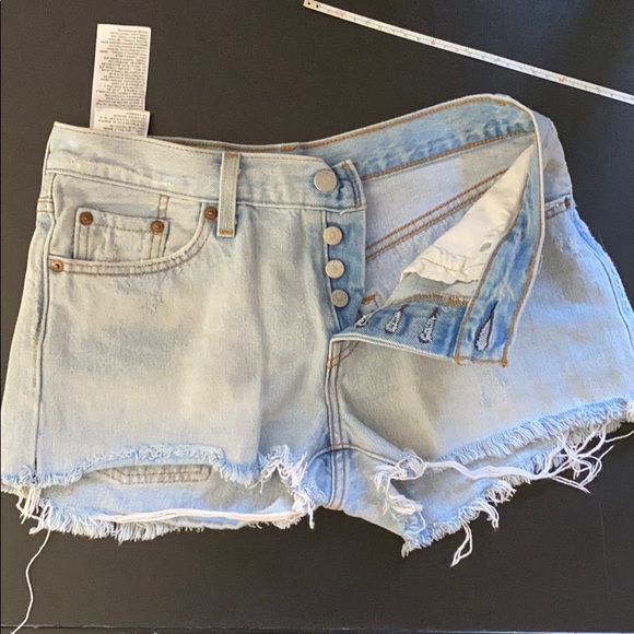 Levi 501 jean shorts - Picture 3 of 3